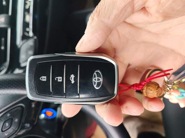 Фото 9 - Toyota Izoa