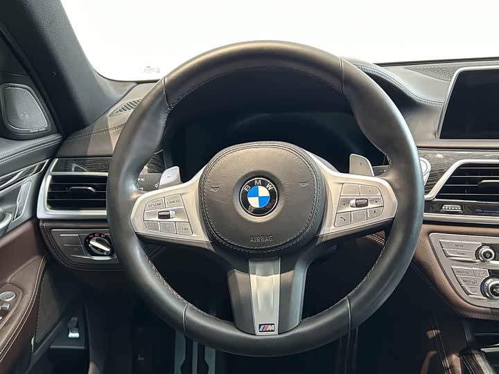 Фото 9 - BMW 7 Series