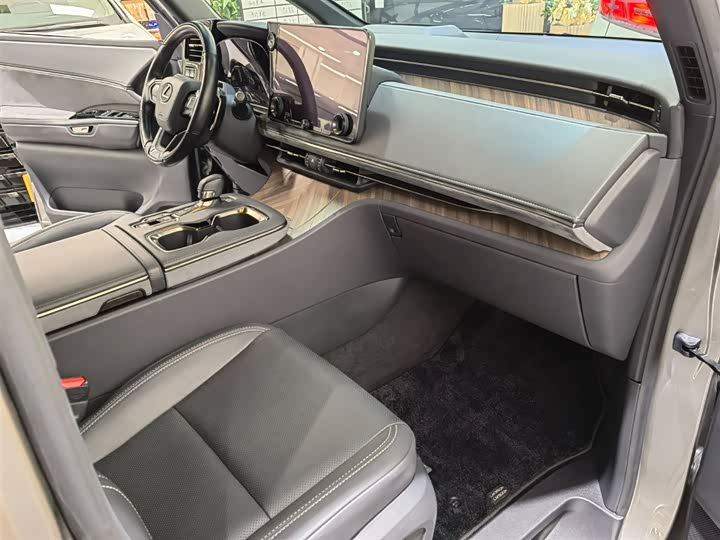 Фото 9 - Lexus LM