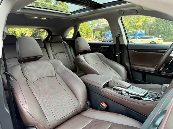 Фото 8 - Lexus RX