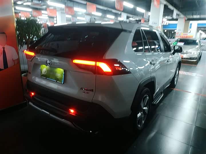 Фото 7 - Toyota RAV4