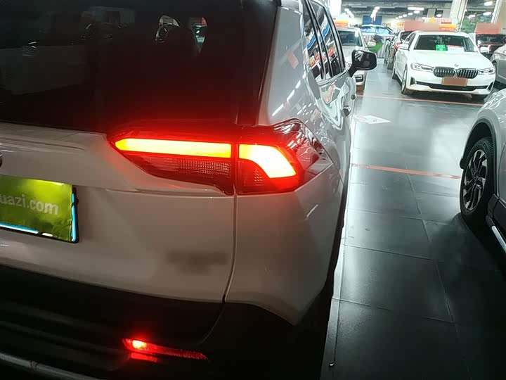 Фото 8 - Toyota RAV4