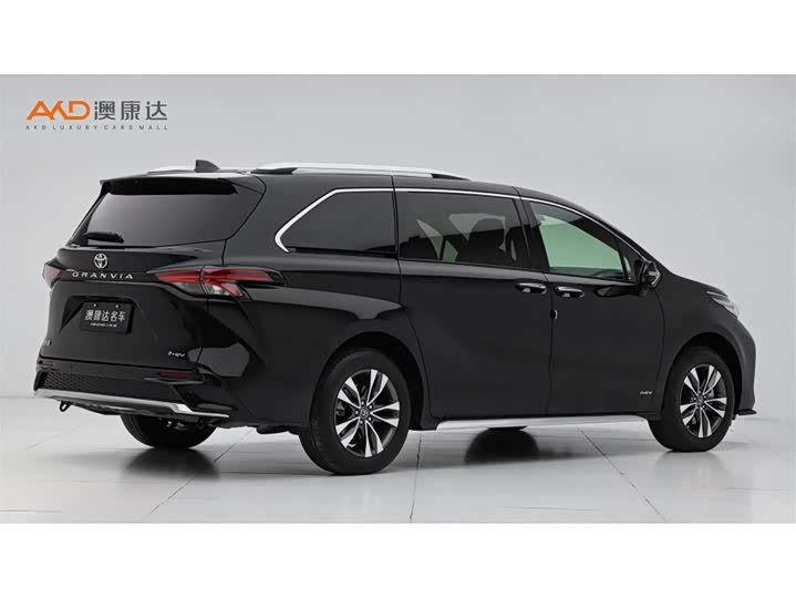 Фото 3 - Toyota Granvia