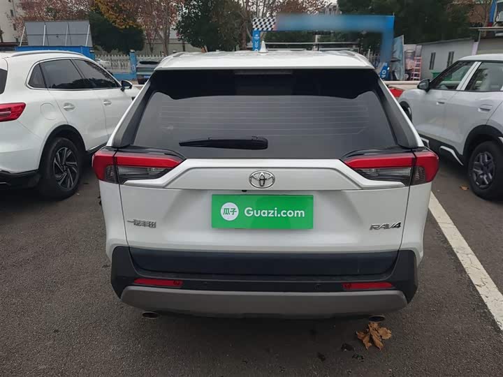 Фото 6 - Toyota RAV4