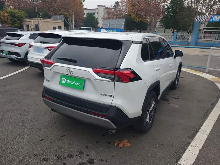 Фото 7 - Toyota RAV4