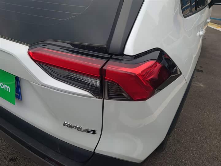 Фото 8 - Toyota RAV4