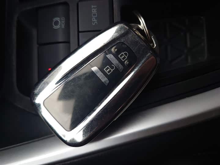 Фото 9 - Toyota RAV4