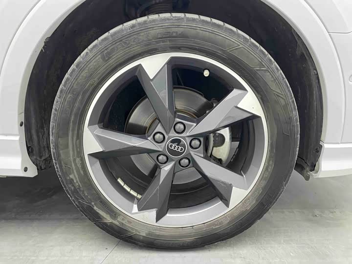 Фото 8 - Audi Q3