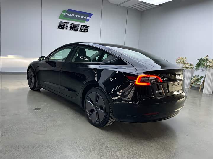 Фото 4 - Tesla Model 3