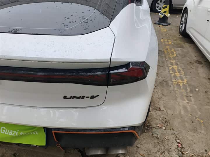 Фото 8 - Changan UNI-V