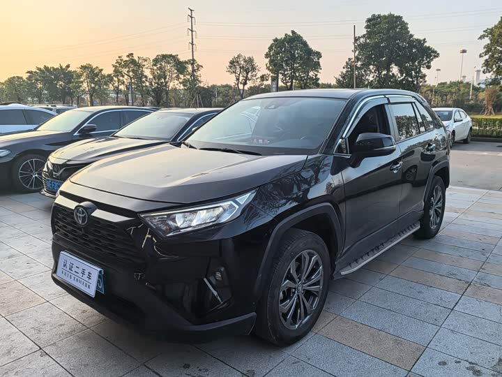 Фото 1 - Toyota RAV4