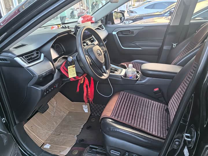 Фото 4 - Toyota RAV4