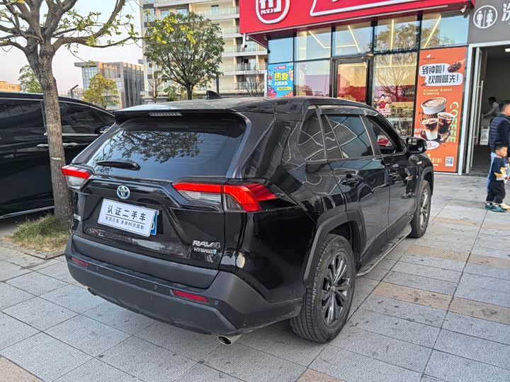 Фото 8 - Toyota RAV4