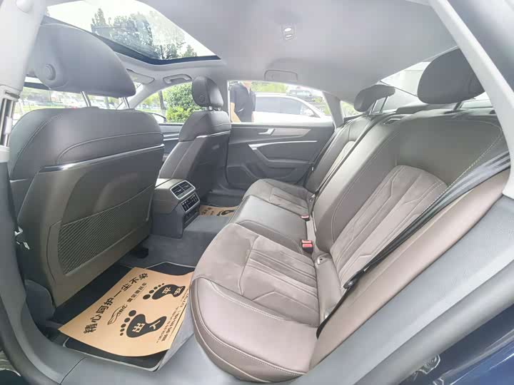 Фото 9 - Audi A7L