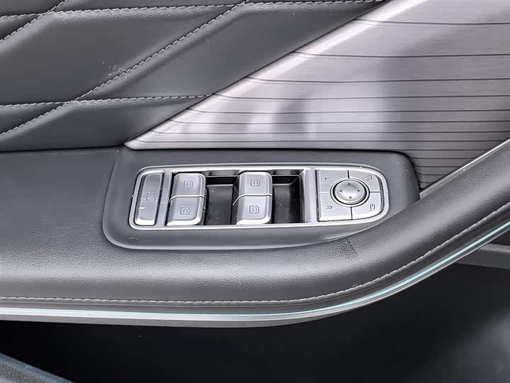 Фото 9 - Hongqi HS7 Hybrid