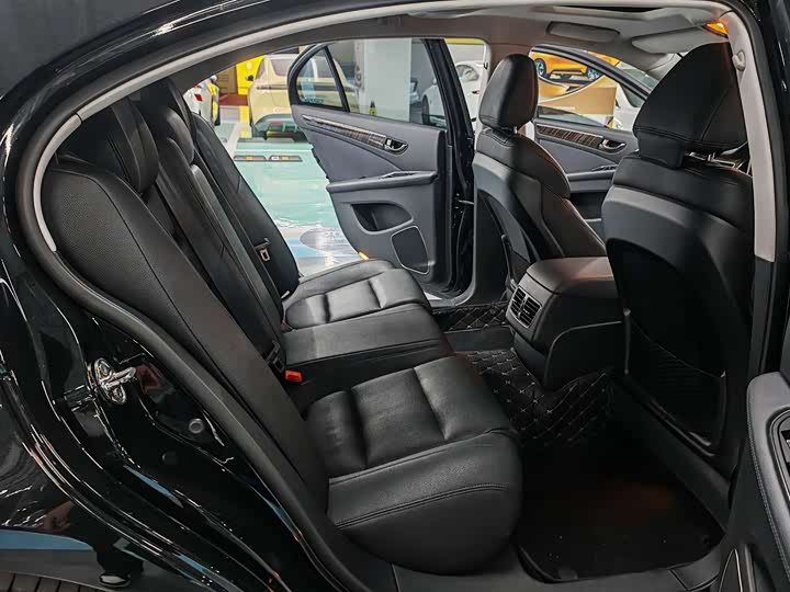 Фото 8 - Hongqi H7