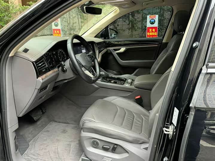 Фото 3 - Volkswagen Touareg