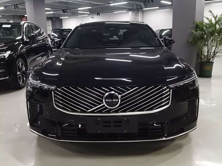 Фото 2 - Volvo S90