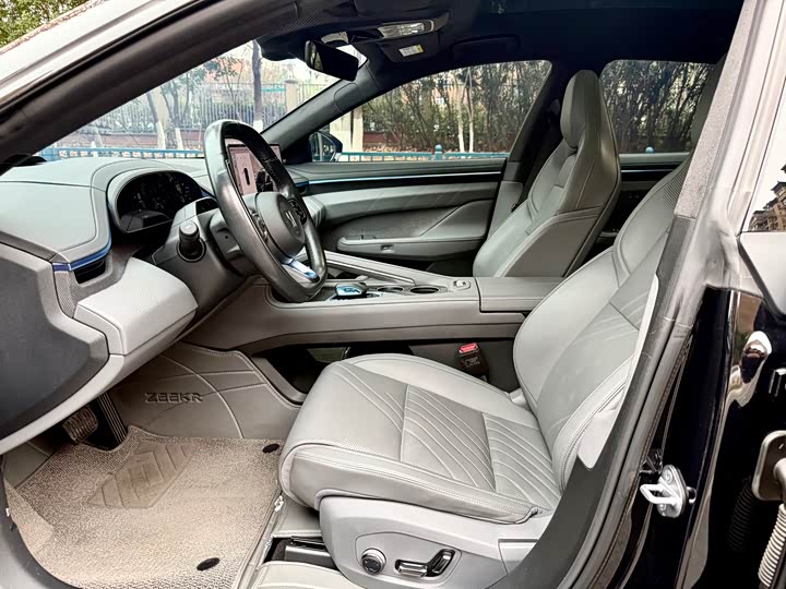 Фото 3 - Zeekr 001