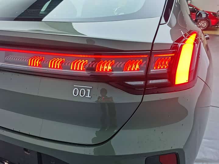 Фото 6 - Zeekr 001