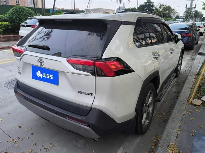 Фото 3 - Toyota RAV4