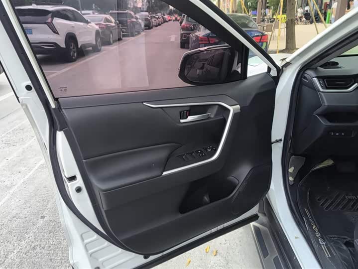 Фото 7 - Toyota RAV4