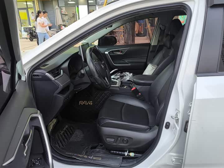 Фото 9 - Toyota RAV4