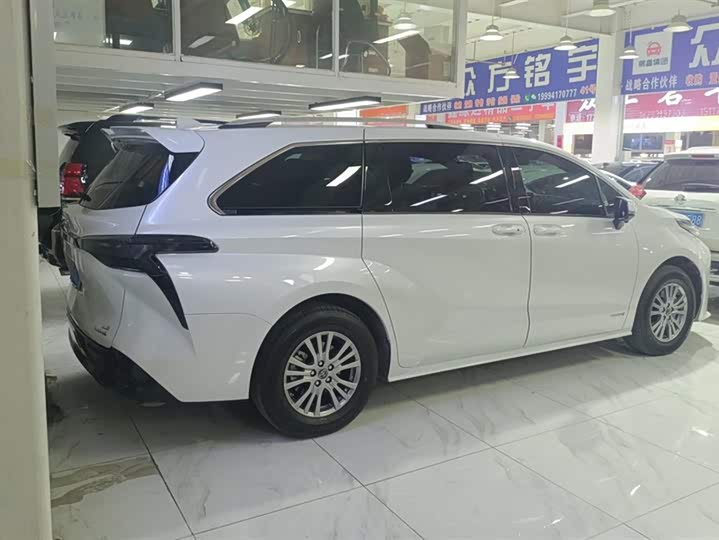 Фото 3 - Toyota Sienna