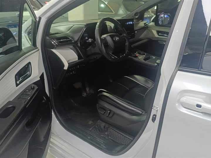 Фото 9 - Toyota Sienna