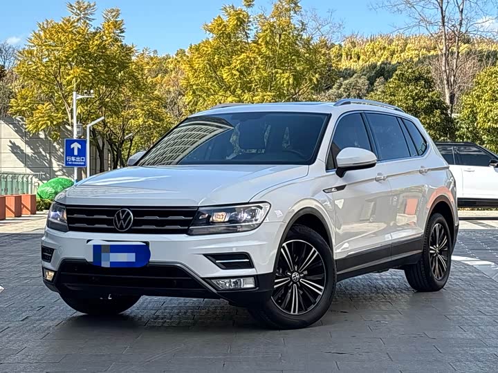 Фото 1 - Volkswagen Tiguan L Pro