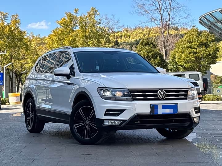Фото 3 - Volkswagen Tiguan L Pro