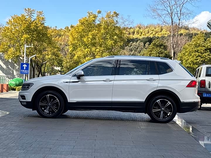 Фото 4 - Volkswagen Tiguan L Pro