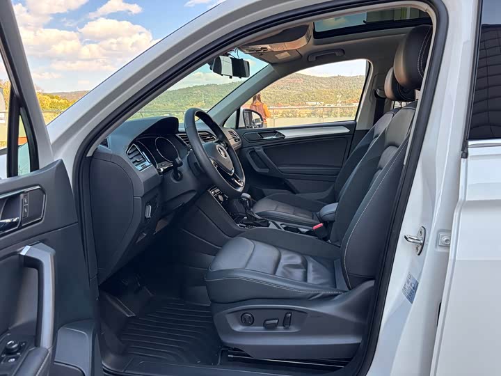 Фото 8 - Volkswagen Tiguan L Pro