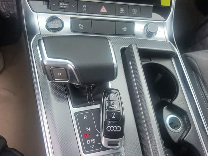 Фото 9 - Audi A6L Hybrid