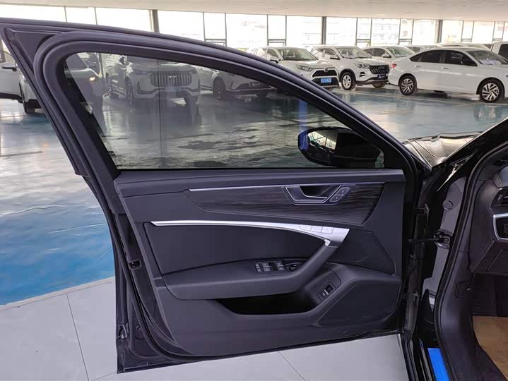 Фото 7 - Audi A6L