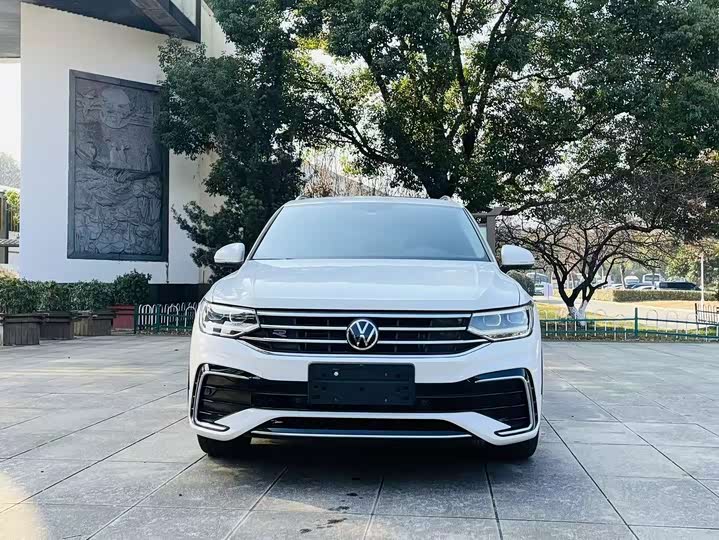 Фото 2 - Volkswagen Tiguan L Pro