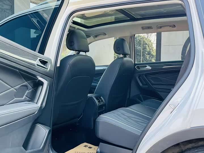 Фото 4 - Volkswagen Tiguan L Pro