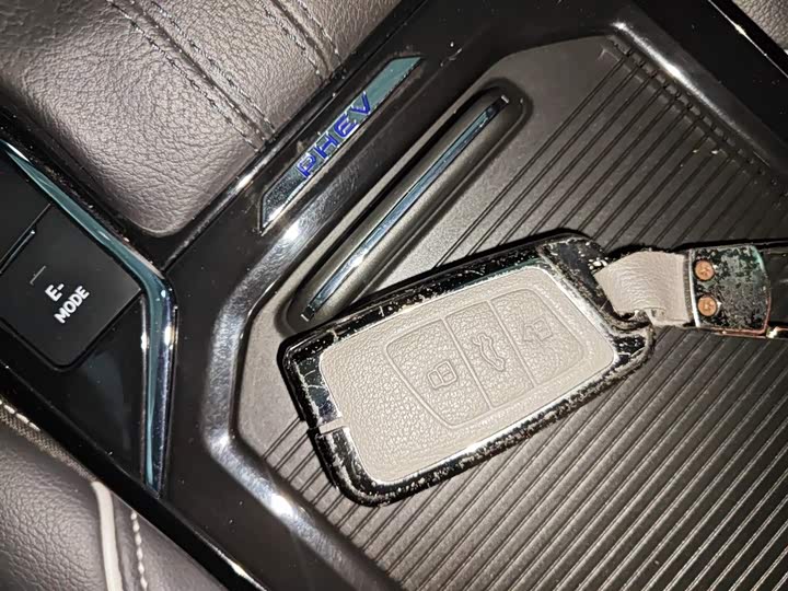 Фото 9 - Volkswagen Passat Hybrid