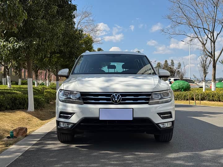 Фото 2 - Volkswagen Tiguan L Pro