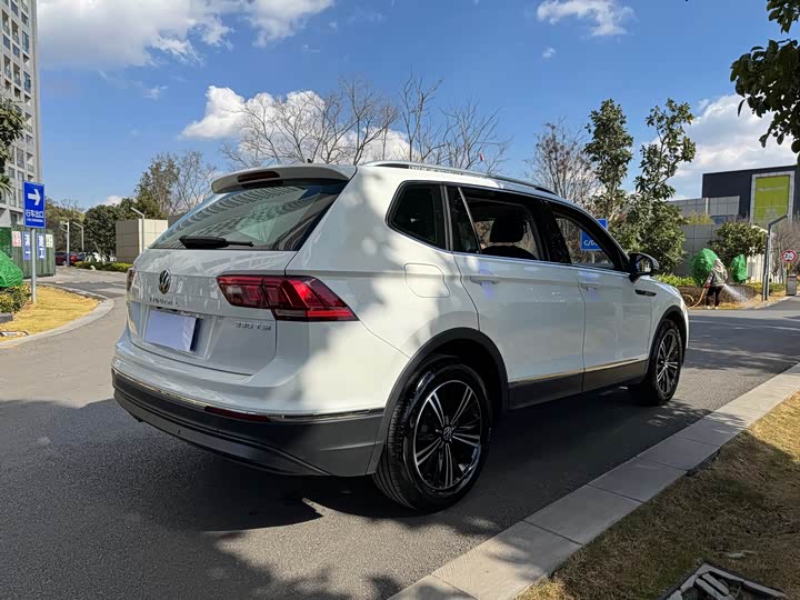 Фото 7 - Volkswagen Tiguan L Pro