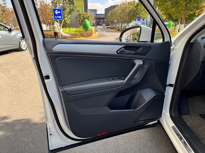 Фото 9 - Volkswagen Tiguan L Pro