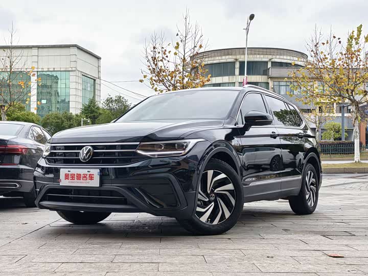 Фото 1 - Volkswagen Tiguan L Pro