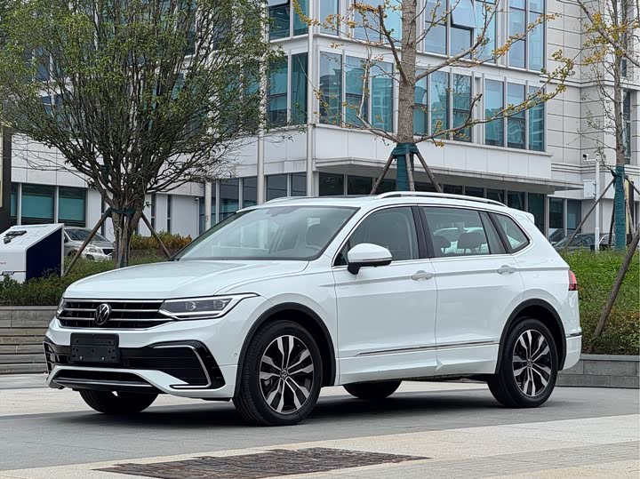 Фото 1 - Volkswagen Tiguan L Pro