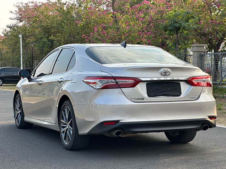 Фото 4 - Toyota Camry