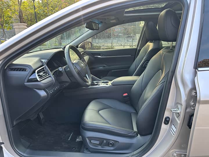 Фото 7 - Toyota Camry