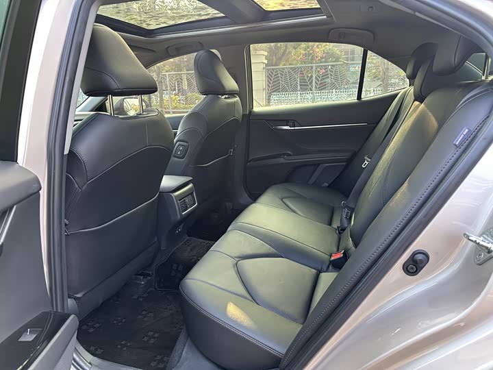 Фото 8 - Toyota Camry