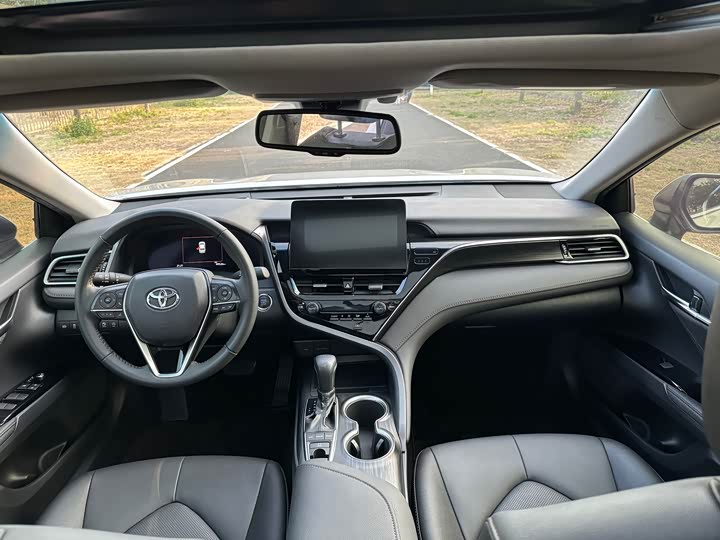 Фото 9 - Toyota Camry