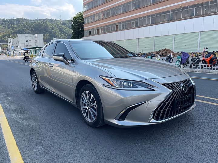Фото 3 - Lexus ES