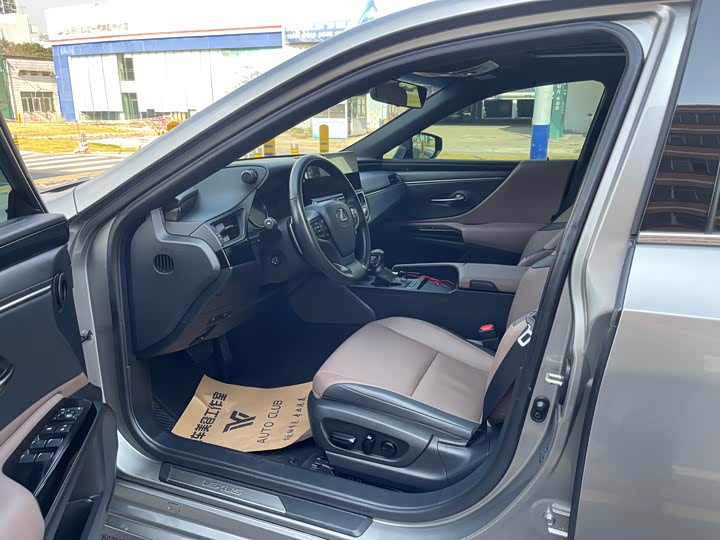 Фото 4 - Lexus ES