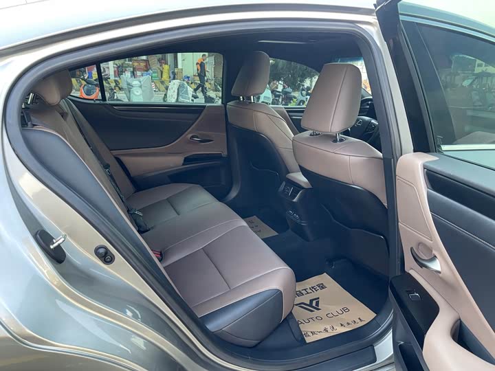 Фото 6 - Lexus ES